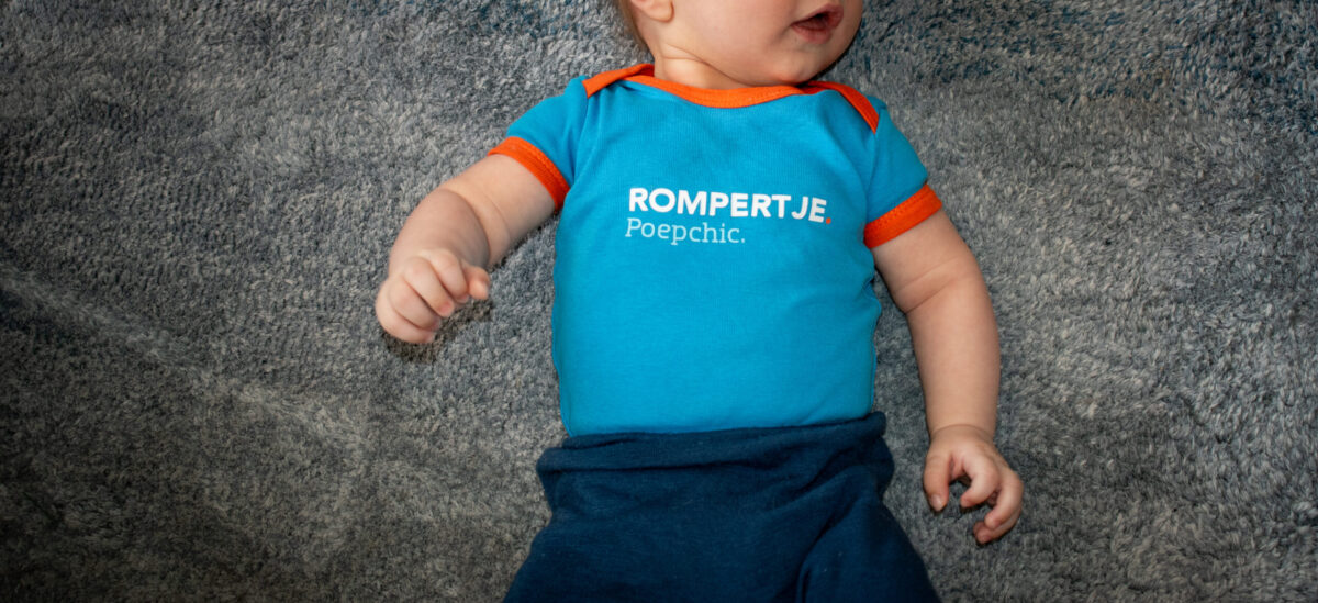 Foto van een baby met een romper